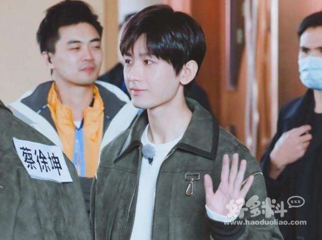 蔡徐坤与成毅长得好像 蔡徐坤成毅谁更火谁的实力强