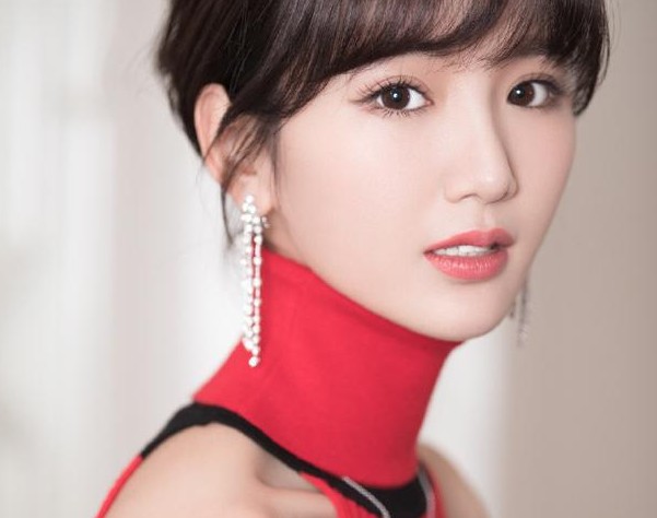 毛晓彤整容前照片曝光 雷人造型给人的冲击力太大