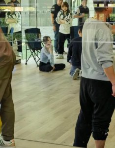 ​陈妍希拍戏被偶遇，路人生图又瘦又白，年过四十仍娇小可人