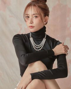 ​49岁林志玲罕见晒长腿，姐姐美貌依旧