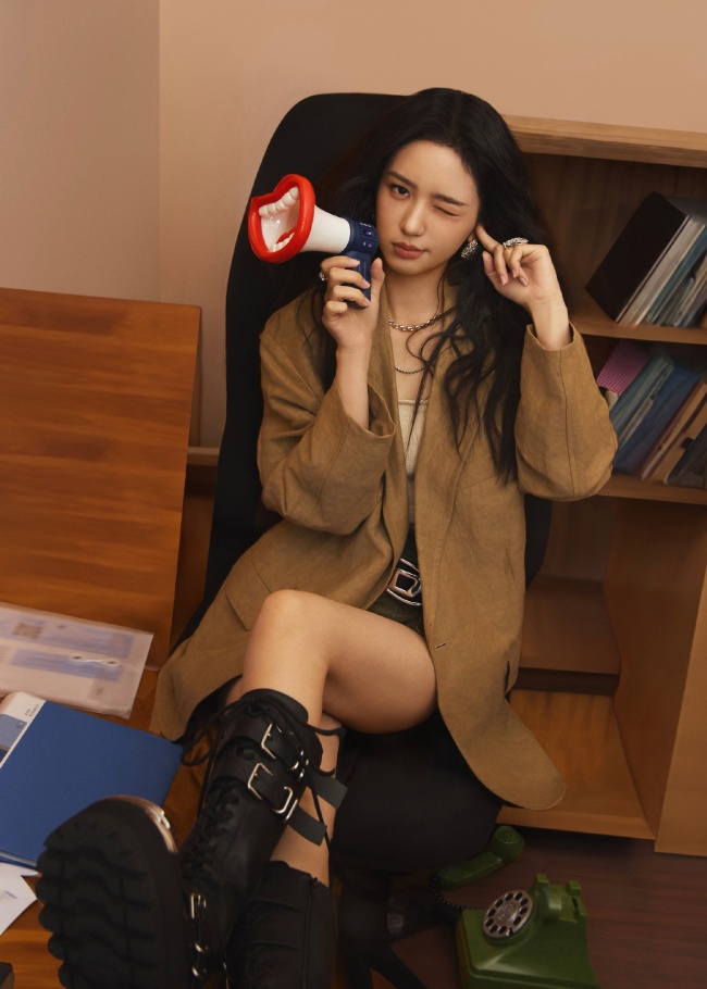 周也穿咖色西装配短裤 随性率真职场范十足