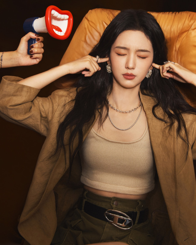 周也穿咖色西装配短裤 随性率真职场范十足