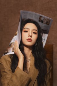 ​周也穿咖色西装配短裤 随性率真职场范十足