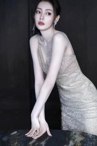 ​女星张天爱写真 美到发光的丝滑美背和大长腿