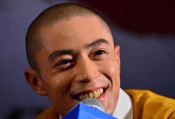 娱乐抽烟的艺人 有哪些明星抽烟  2