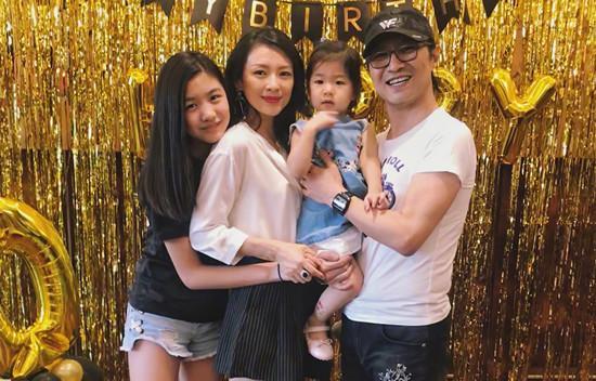 今晚章子怡发的这张全家福,并非一家四口第一次同框,但母女俩的互动依然令人动容。