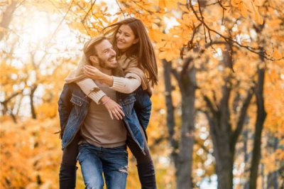 ​背部长痣图解 脊柱正中心有痣者前程无限