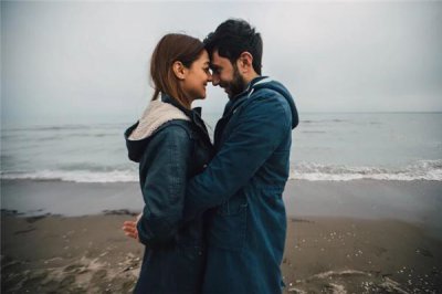 ​一个人眉头紧锁代表着什么