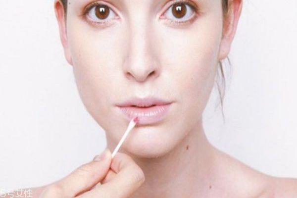 唇彩和口红的区别 这些区别你要知道 唇彩和口红的区别 这些区别你要知道