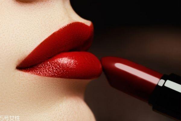 唇彩和口红的区别 这些区别你要知道 唇彩和口红的区别 这些区别你要知道