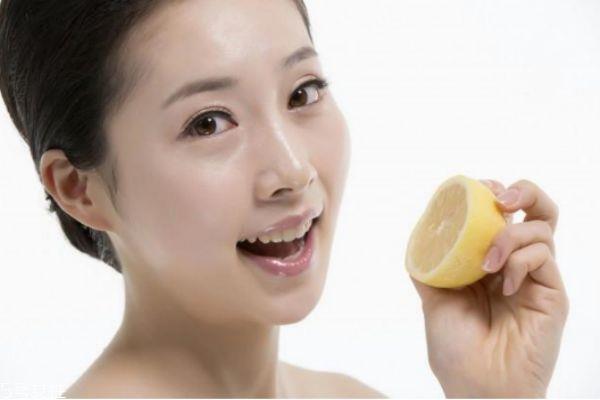柠檬汁可以直接敷脸吗 柠檬敷脸的正确方法 柠檬汁可以直接敷脸吗 柠檬敷脸的正确方法