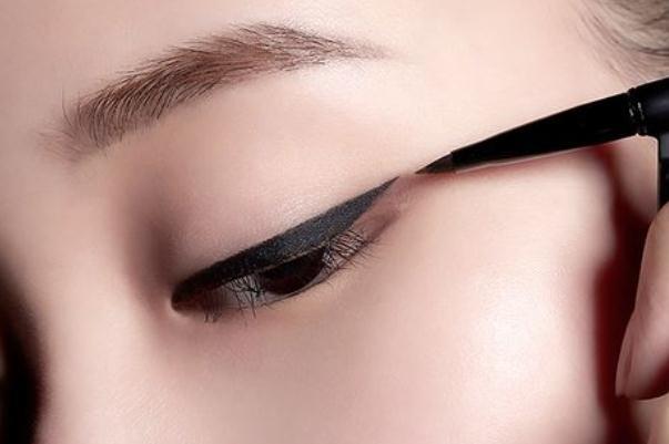 眼妆会脱妆吗 眼妆有哪几种画法