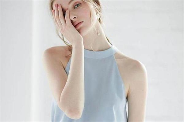 手臂粗可以穿无袖吗 选对款式很显瘦