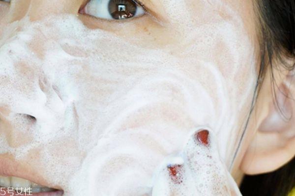 干皮会出油吗 干皮为什么脸上会出油 干皮会出油吗 干皮为什么脸上会出油