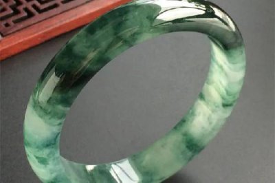 ​飘花手镯是蓝色花好看还是绿色花好看 飘花手镯什么颜色好