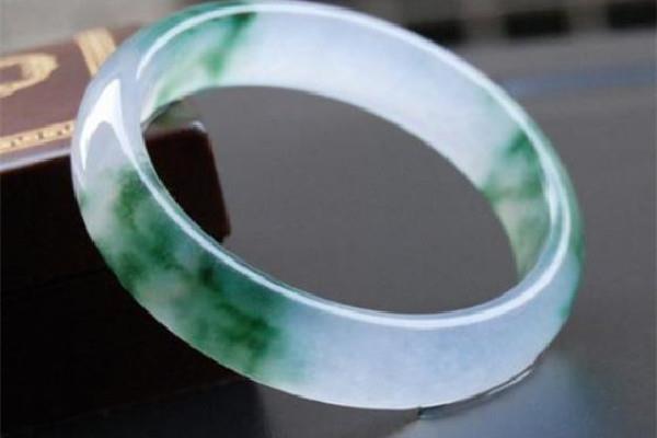 飘花手镯是蓝色花好看还是绿色花好看 飘花手镯什么颜色好 飘花手镯是蓝色花好看还是绿色花好看 飘花手镯什么颜色好