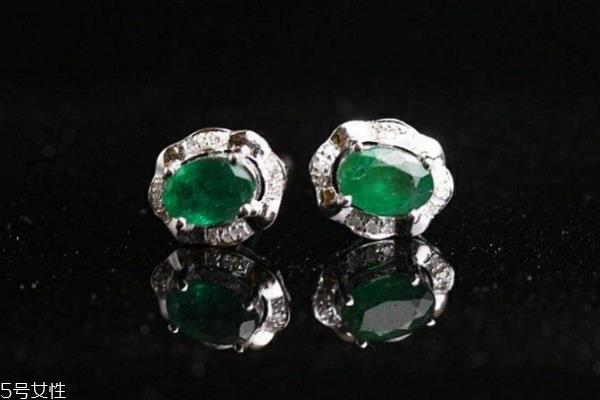 怎么辨别祖母绿真假 从细节入手
