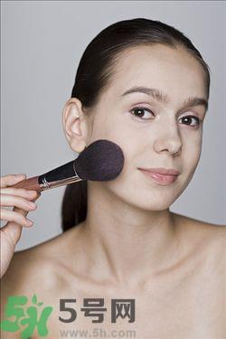 夏天脸油怎么办？脸油怎么补妆？