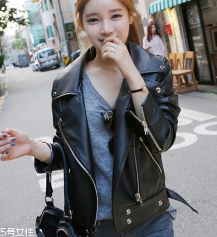 皮衣紧身还是宽松好看?看个人喜好 皮衣紧身还是宽松好看?看个人喜好