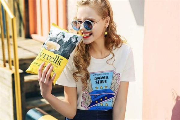 白色衣服沾上西瓜汁怎么清洗 白衣服上的西瓜汁怎么去掉 白色衣服沾上西瓜汁怎么清洗 白衣服上的西瓜汁怎么去掉