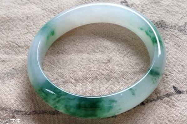 贵妃镯好还是圆镯好 两种各有特色