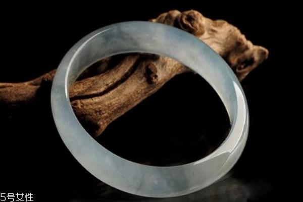 贵妃镯好还是圆镯好 两种各有特色