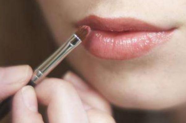 唇刷用什么毛比较好 唇刷可以代替唇线笔吗 唇刷用什么毛比较好 唇刷可以代替唇线笔吗