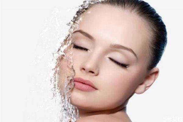 冷水和热水哪个对皮肤好 皮肤差用冷水洗还是热水好