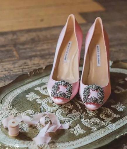manolo blahnik是奢侈品吗？大牌女星最热衷的高跟鞋
