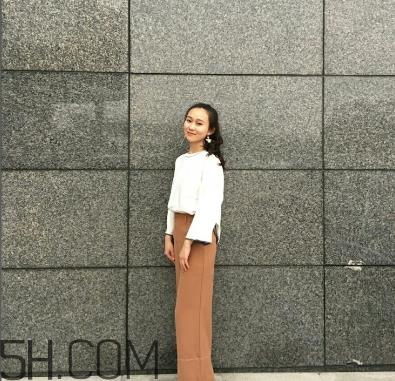 焦糖色裤子配什么鞋子？焦糖色裤子配什么袜子