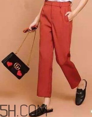 焦糖色裤子配什么鞋子？焦糖色裤子配什么袜子