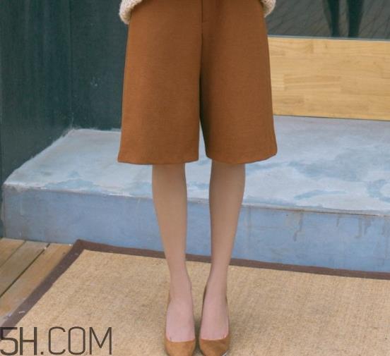 焦糖色裤子配什么鞋子？焦糖色裤子配什么袜子