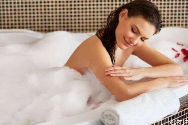 秋季腿上为什么会起皮呢 秋季如何护理身上的肌肤呢