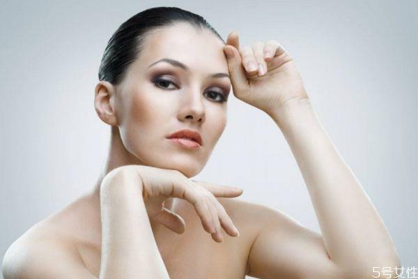 秋季腿上为什么会起皮呢 秋季如何护理身上的肌肤呢