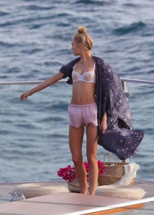 超模罗梅·埃利斯马里布海滩温柔拍照, 她的妩媚让人心动