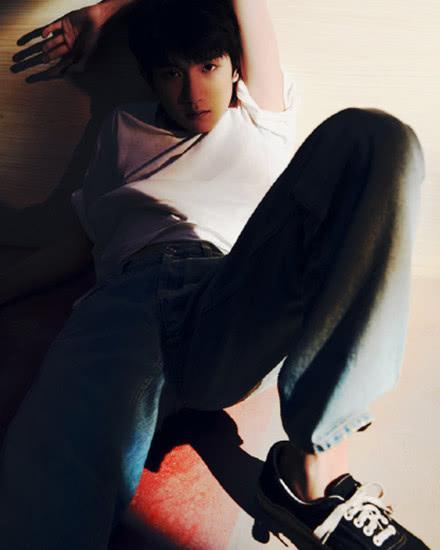 TFBOYS王源小露腹肌,尽显男人魅力