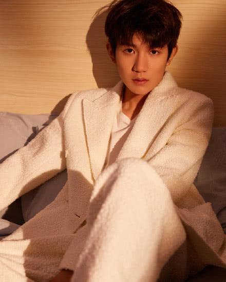 TFBOYS王源小露腹肌,尽显男人魅力