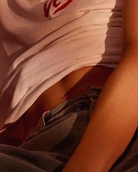 TFBOYS王源小露腹肌,尽显男人魅力