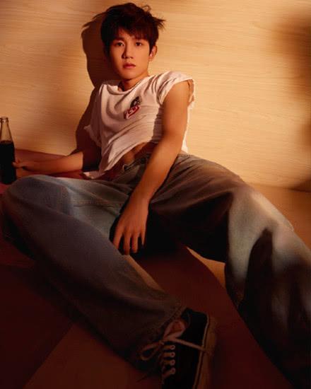 TFBOYS王源小露腹肌,尽显男人魅力