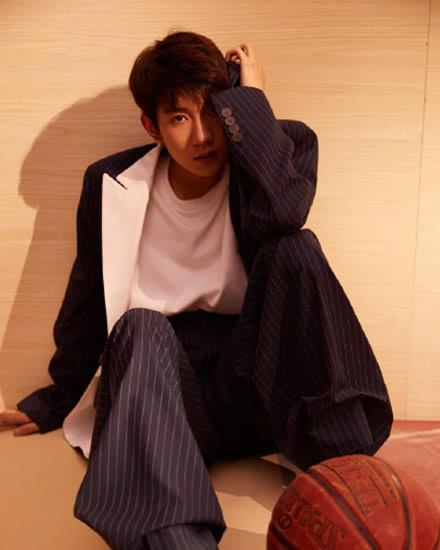 TFBOYS王源小露腹肌,尽显男人魅力