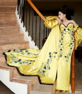 ​迪丽热巴不捂胸，衣服显得有点空，网友：终于突破自己的尺度了