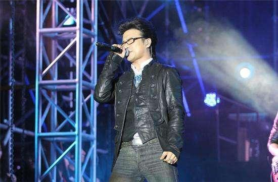 汪峰跨年演唱变“车祸现场”:真唱是职业道德不该是遮羞布