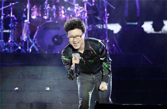 汪峰跨年演唱变“车祸现场”:真唱是职业道德不该是遮羞布