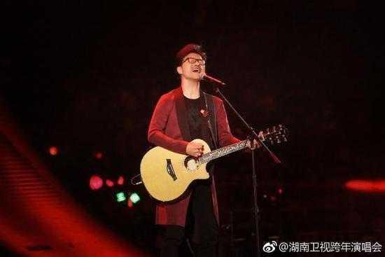 汪峰跨年演唱变“车祸现场”:真唱是职业道德不该是遮羞布