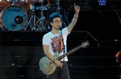 ​汪峰跨年演唱变“车祸现场”：真唱是职业道德不该是遮羞布