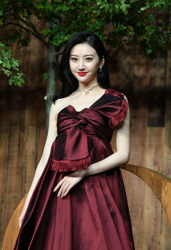 景甜真太惊艳,穿车厘子颜色的抹胸全,露出精致锁骨超迷人