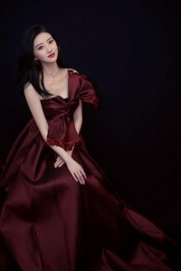 ​景甜真太惊艳，穿车厘子颜色的抹胸全，露出精致锁骨超迷人