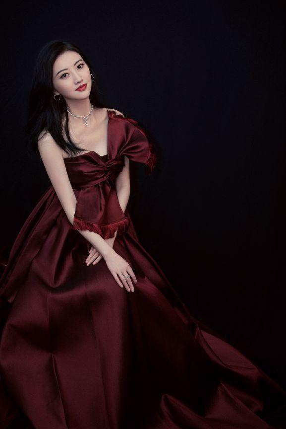 景甜真太惊艳,穿车厘子颜色的抹胸全,露出精致锁骨超迷人