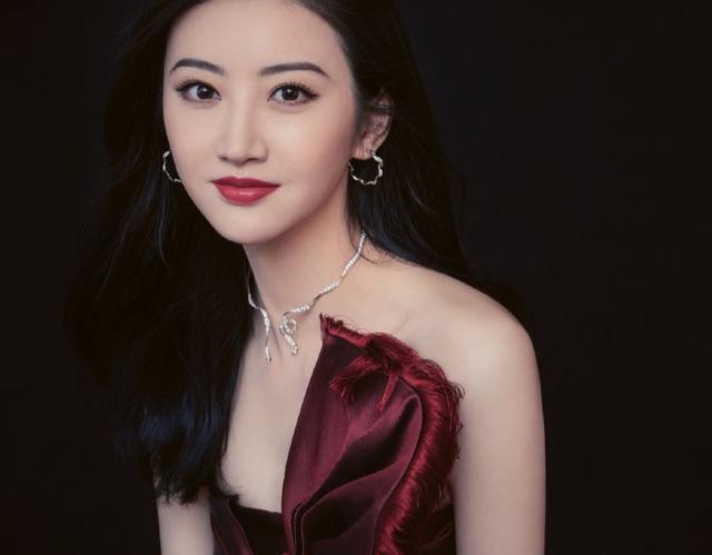 景甜真太惊艳,穿车厘子颜色的抹胸全,露出精致锁骨超迷人