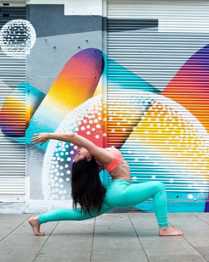 景甜真太惊艳,穿车厘子颜色的抹胸全,露出精致锁骨超迷人